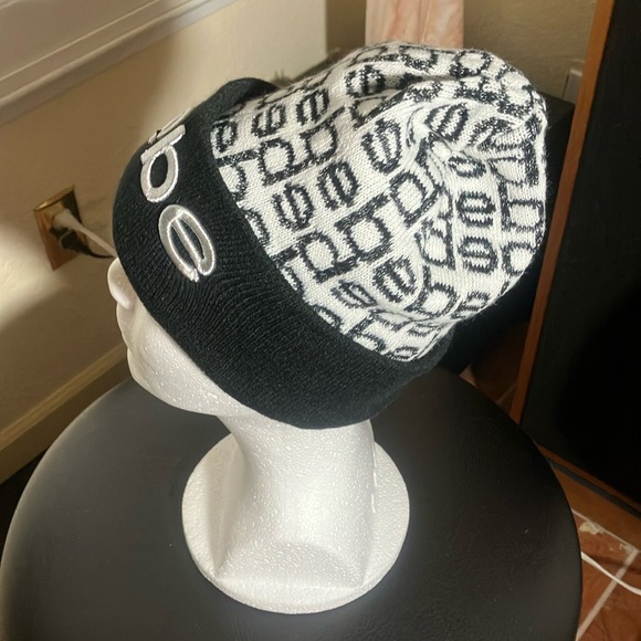🖤🤍BEBE Black, Silver & White Asymmetric Knit Acrylic Beanie Winter Hat Size OS - Picture 4 of 6